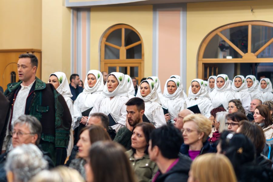 U Otočcu održan korizmeni koncert Ansambla LADO